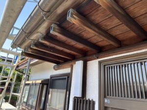 富士吉田市住宅玄関木部漂白塗装工事
